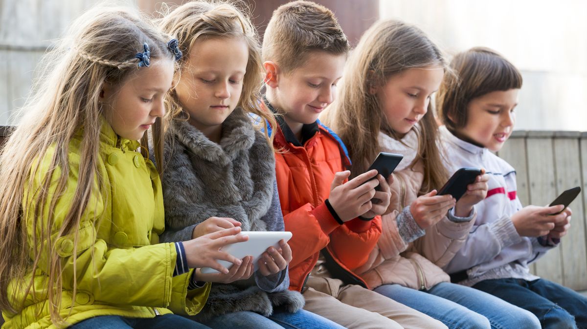 Mobily dělají z dětí závisláky, ale zákaz jim zničí budoucnost, píší čtenáři